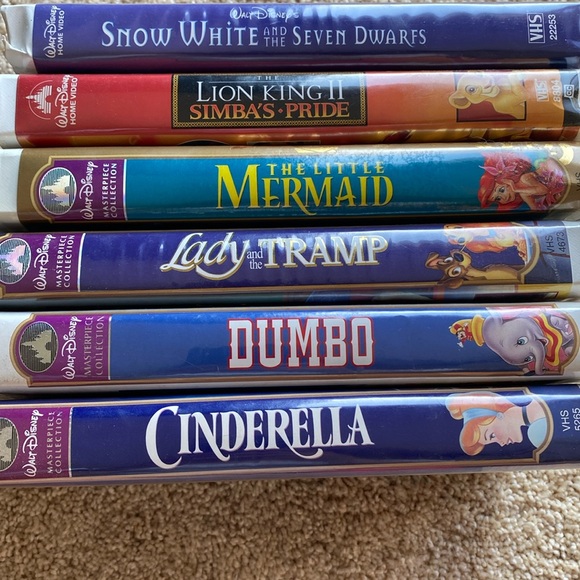 Six VHS Classic Disney Movies - Picture 1 of 7
